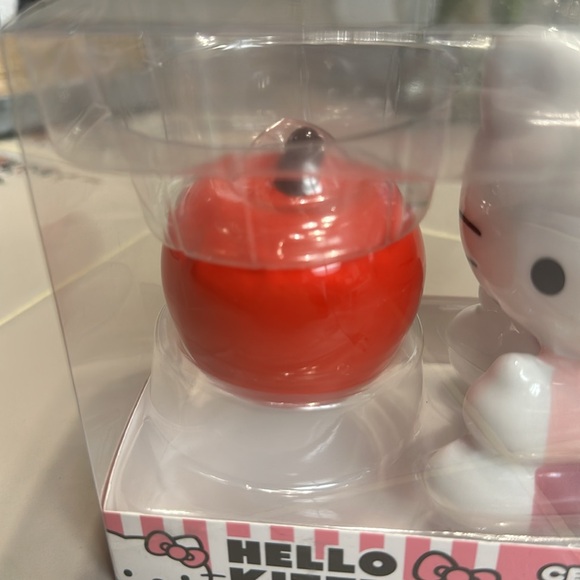 Silver Buffalo Sanrio Hello Kitty 3D Ceramic Salt and Pepper Shaker - Picture 8 of 8